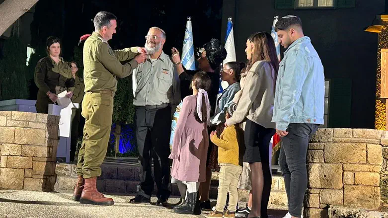 הרב עורקבי מקבל את הדרגות