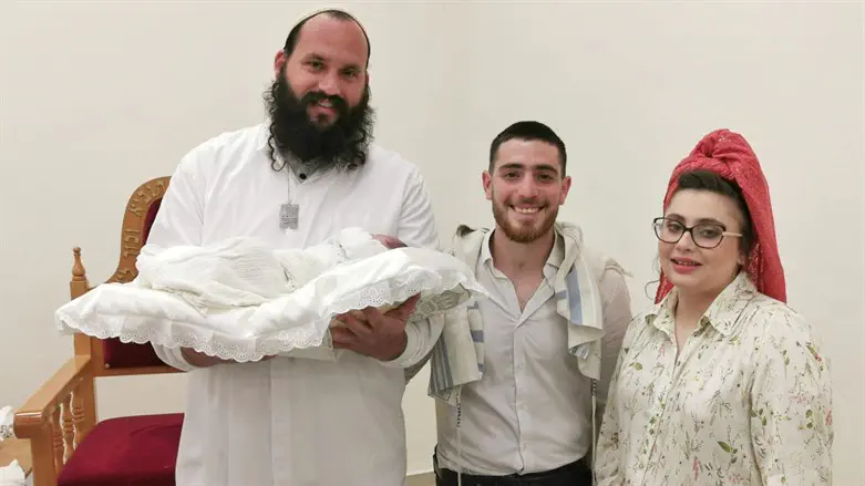 הזוג סוקול והתינוק ישראל עם המוהל