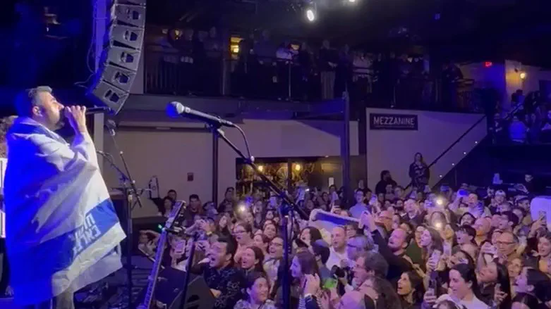 Ishay Ribo and Jewish students sing Hatikva