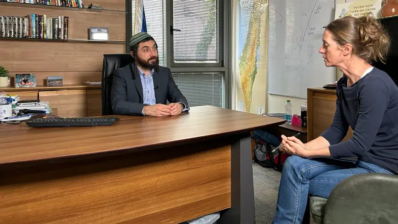 ח"כ סוכות במהלך הראיון