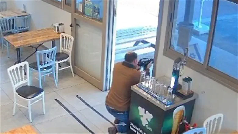 Авиад Гизбар убивает террориста на АЗС боиз поселения Эли