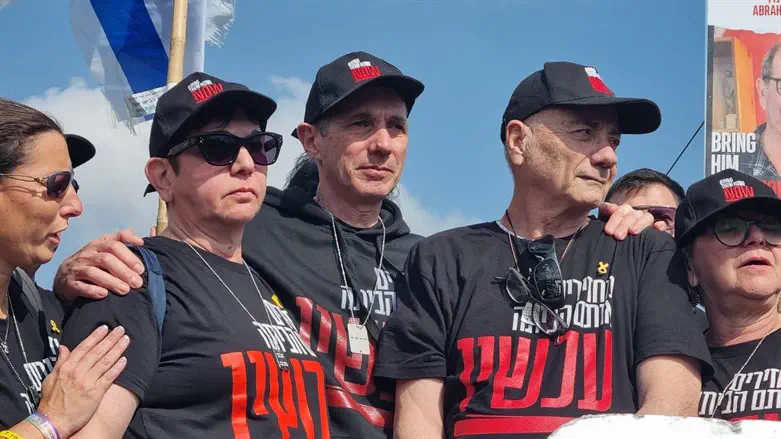 משפחות החטופים