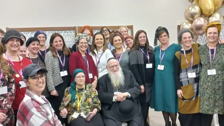 הרבנית מגנס עם בעלה והתלמידות