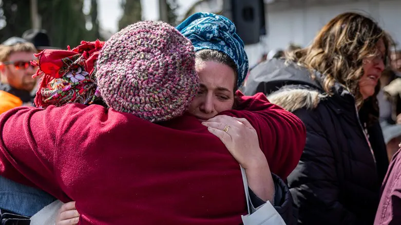 לבקש רק להקשיב ולהשתתף, בלי להתיימר להבין. אילוסטרציה