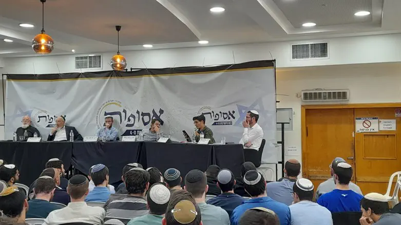 הרב איזנטל בפאנל בכנס אסופות