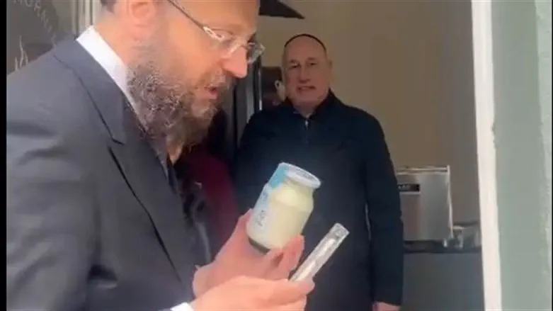 הרב טייכטל לפני קביעת המזוזה