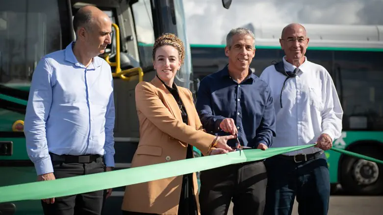 השרה סילמן ומנכ"ל אגד בהשקת האוטובוסים