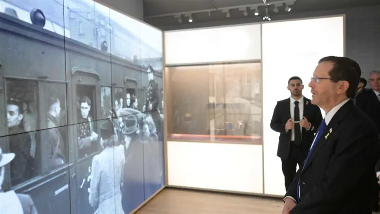 הרצוג בפתיחת המוזיאון