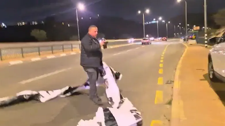 Герцль и Мерав Хаджадж перекрывают проезд колоне автобусов