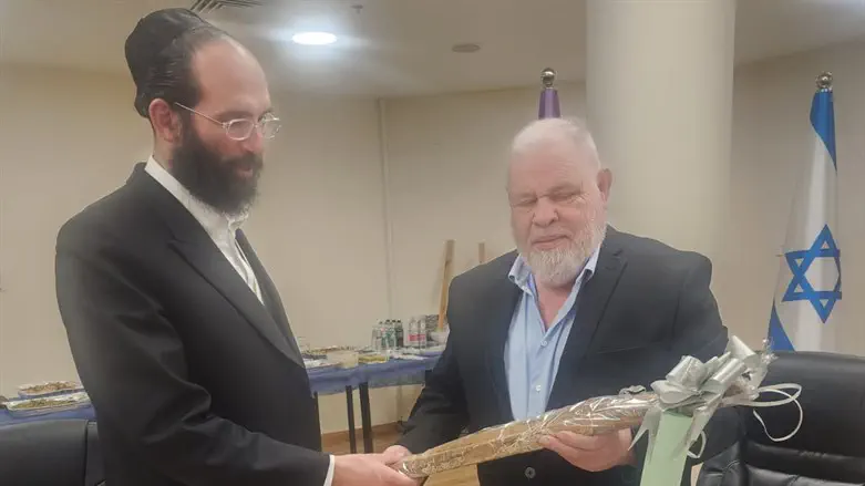 מורגנשטרן מקבל את המזוזה