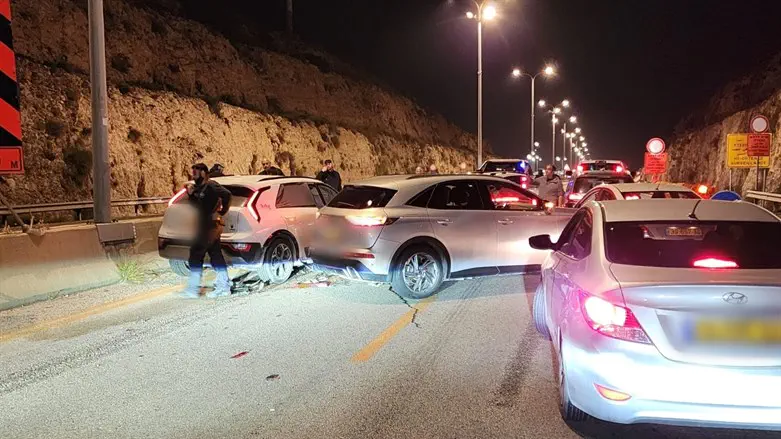 הרכב הגנוב (משמאל) סמוך למחסום אורנית