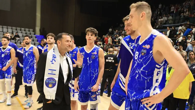 יוסי דגן עם שחקני אליצור שומרון