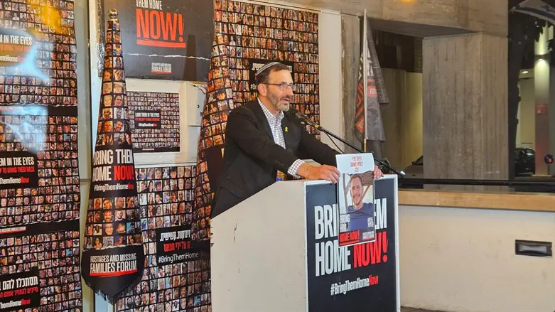 הרב דורון פרץ במהלך ההצהרה