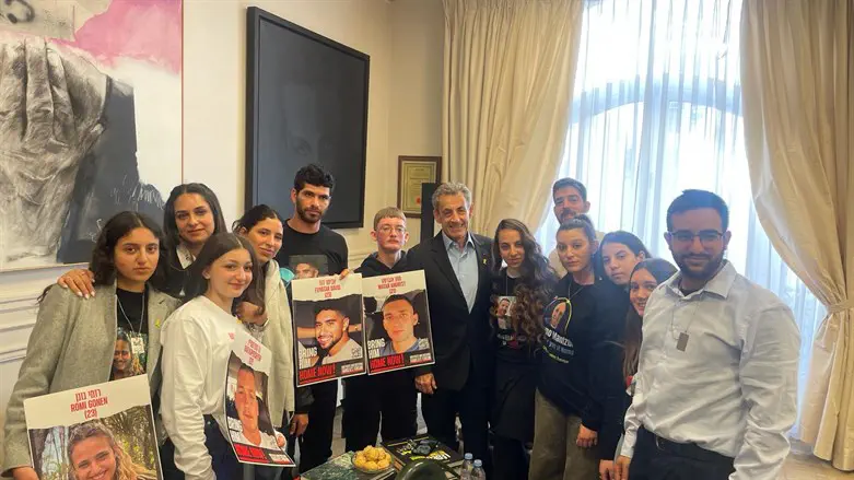 Sarkozy meets hostages' families