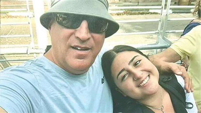 אייל אשל עם בתו רוני שנרצחה ב-7 באוקטובר