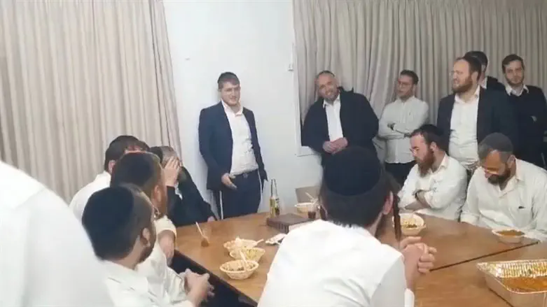 אליהו מודה לחבריו