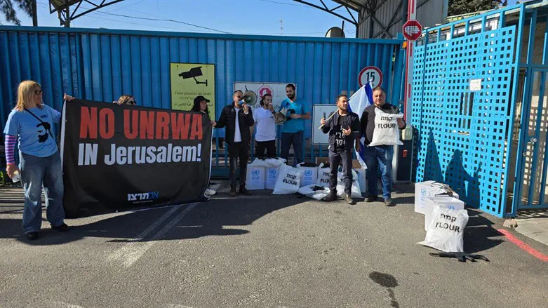 המחאות מול שער משרדי אונר"א בירושלים