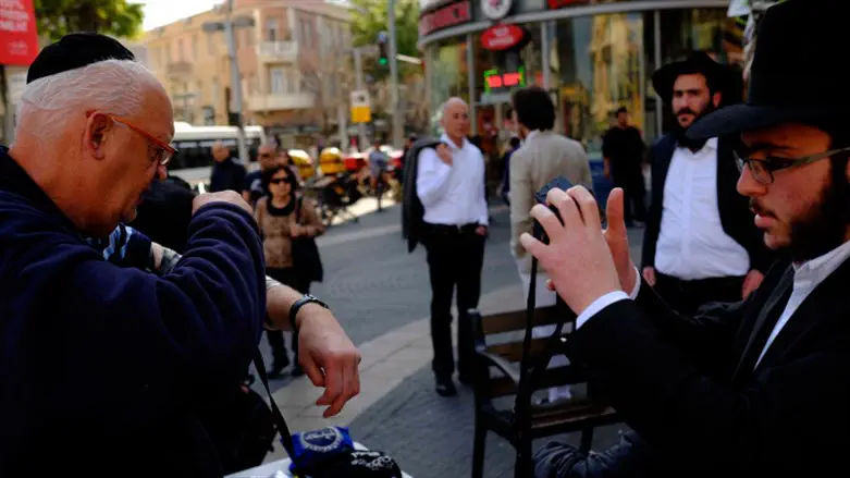 Tefillin stand in Tel Aviv, archive