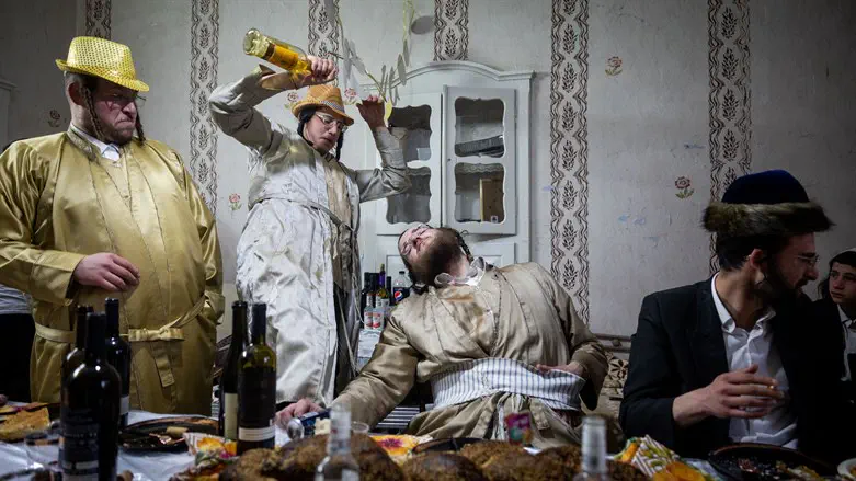 בפורים נתבעת שמחה בתוך החיים וכאבם. אילוסטרציה