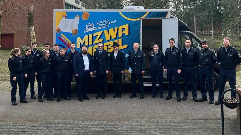 'טנק המצוות' שעוסק בהסברה בברלין