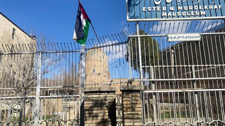 Палестинский флаг у могилы Мордехая и Эстер