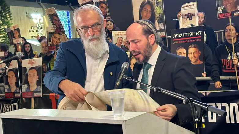 Rabbi Yoni Lavi and Rabbi David Stav read the megilla at the rally