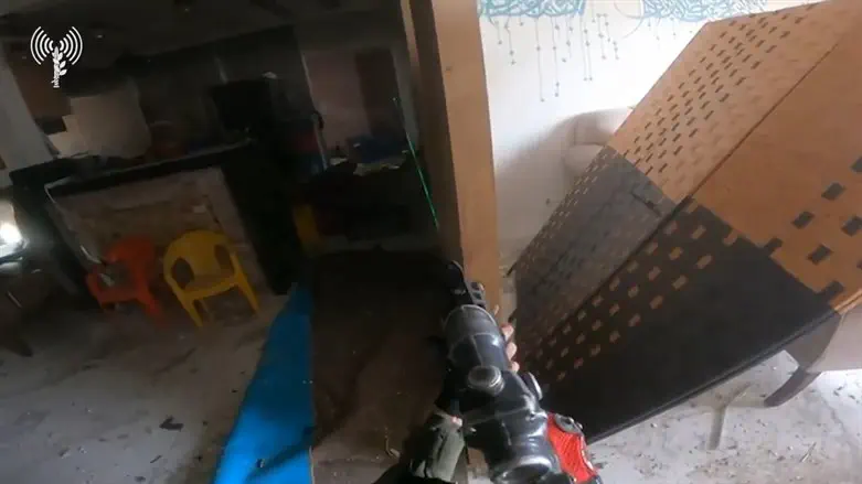 Кадр из видео, снятого камерой на шлеме одного из бойцов ЦАХАЛ