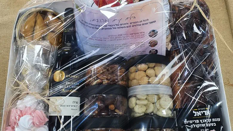 הרב סתיו מעניק משלוח מנות לחירם