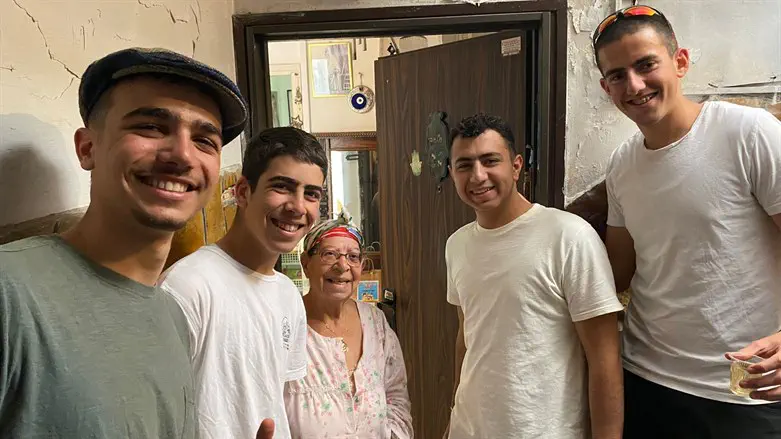 תלמידי ישיבת יפו מחלקים משלוחי מנות