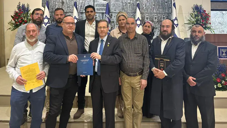 בני משפחות נספי אסון מירון עם הנשיא הרצוג