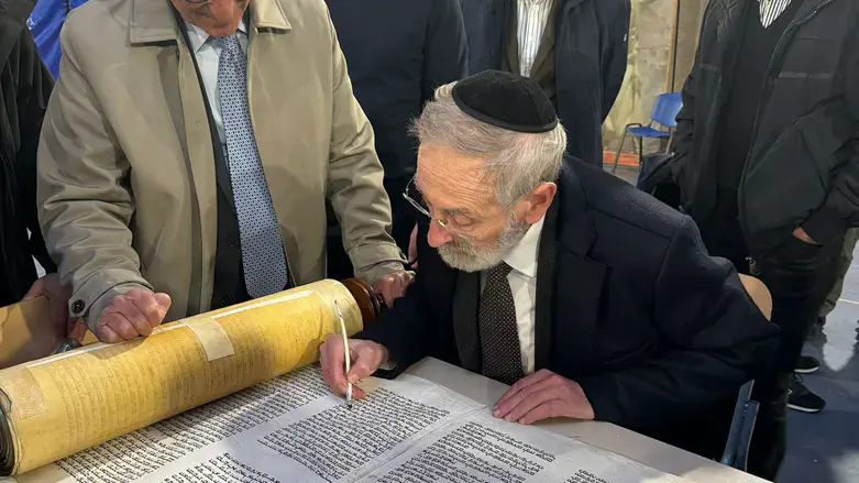 כתיבת האותיות בספר התורה