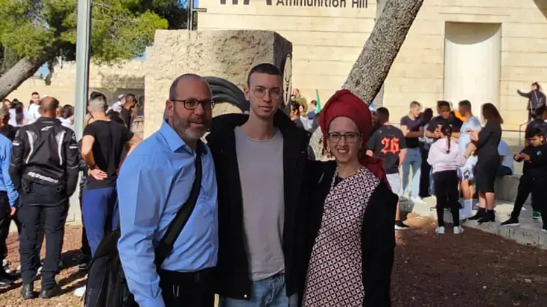 Yair Mor (C) flanked by his parents