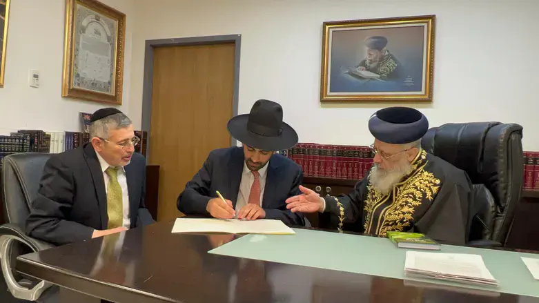השר הדתות עם הרב הראשי במעמד החתימה