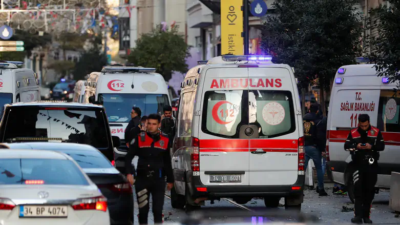 ambulance in Istanbul (archive)