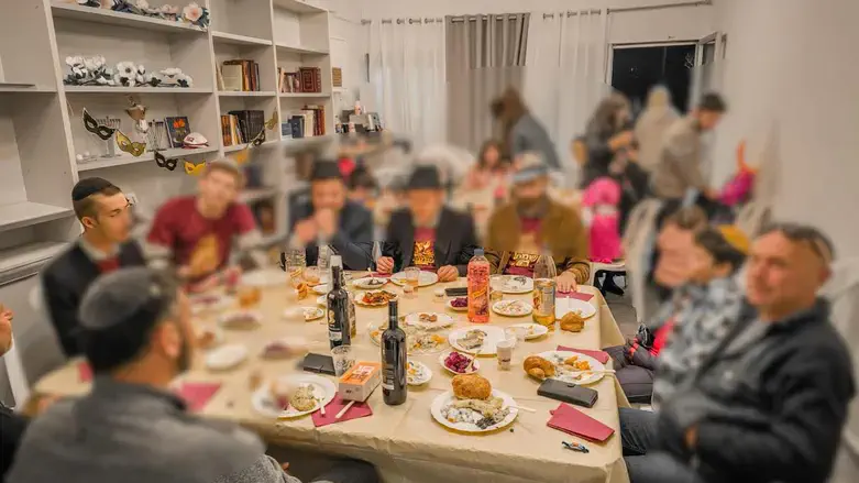 סעודת הפורים של היהודים שחולצו ממיסיון