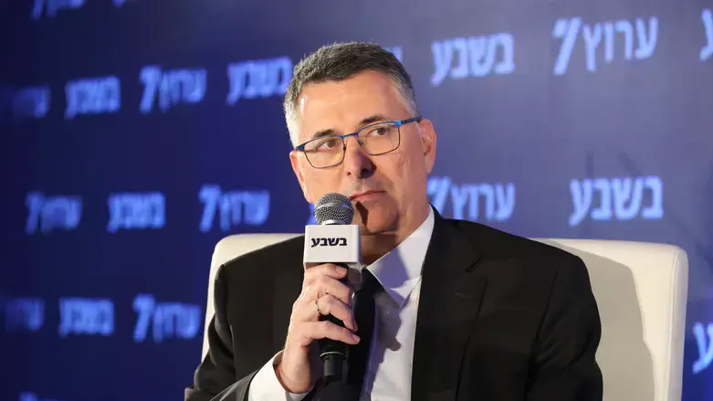 השר גדעון סער