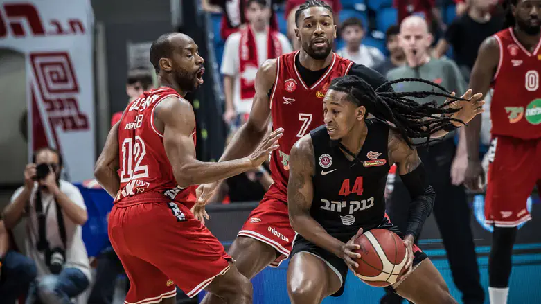 סמית' הערב מול שחקני הפועל ת"א