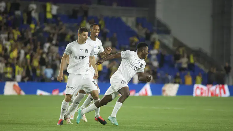 שחקני בית"ר חוגגים הערב בנתניה