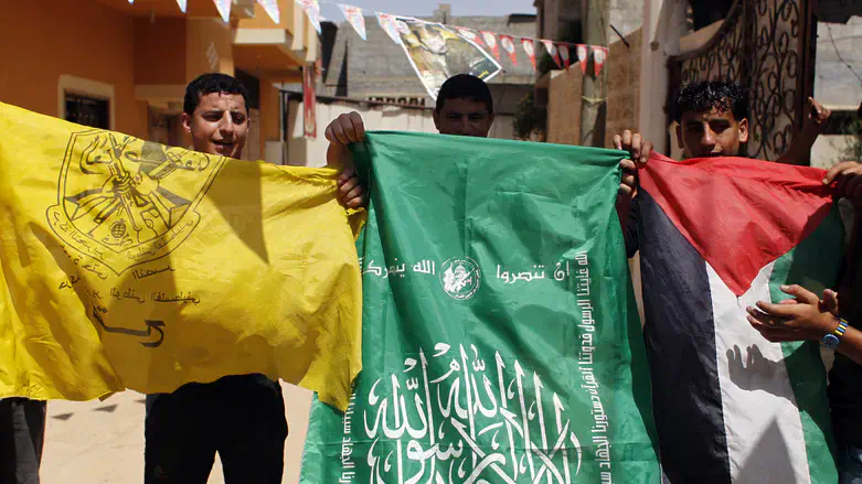 Flags of Fatah and Hamas