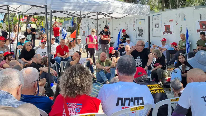 יעלון והמפגינים