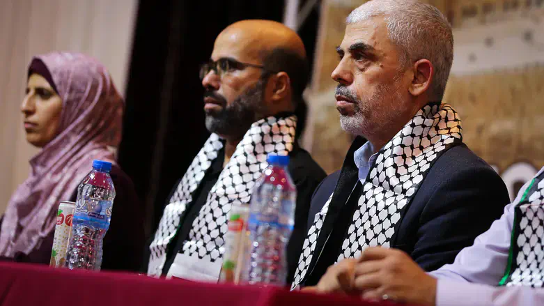 Sinwar at Hamas meeting