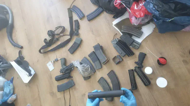 חלק מהאמל"ח שאותר בבית החייל