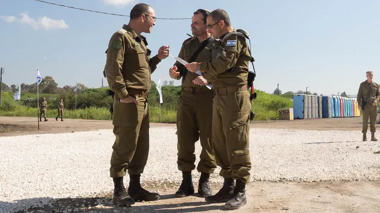 Бригадный генерал Шагив Дахан (слева)