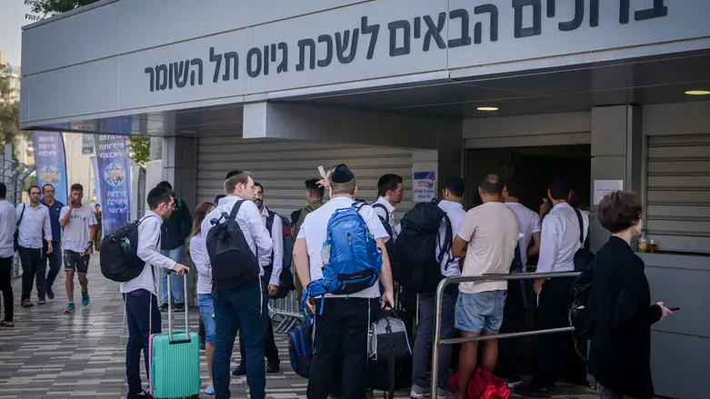 Харедим у призывного пункта