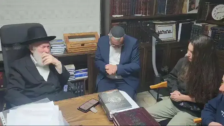 מפגש של חטופות בבית הרב זילברשטיין