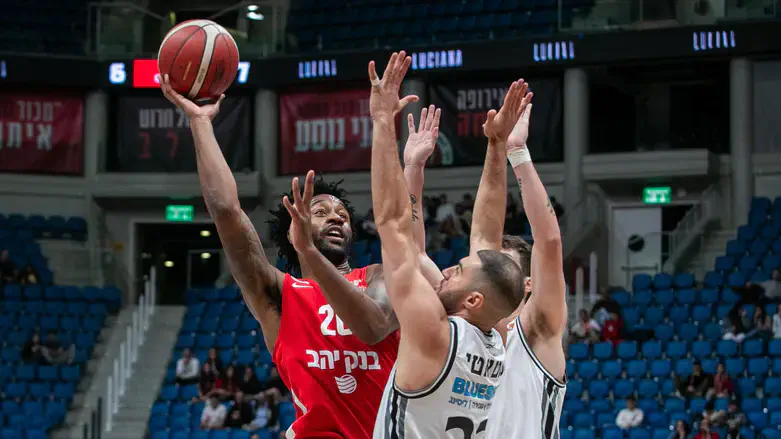 שחקני עפולה מנסים לעצור הערב את ירושלים