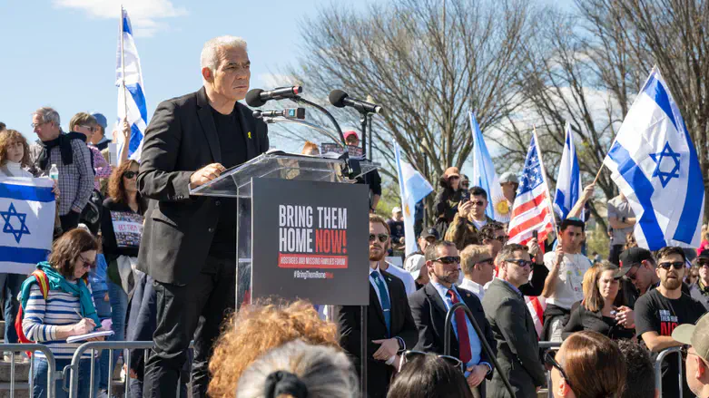 יאיר לפיד נואם במהלך צעדת התמיכה