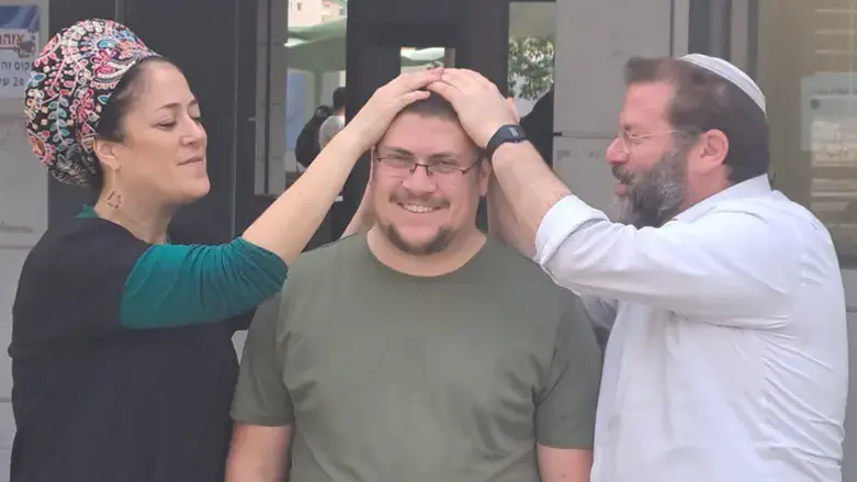 הרב לונדין ורעייתו עם בנם שהתגייס