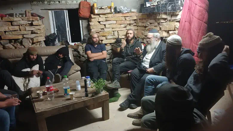 הרב שי דאום בשיעור לתושבי הגבעה