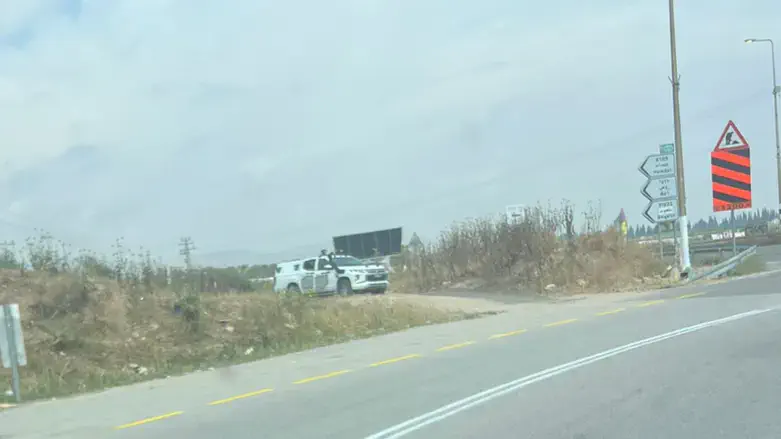 Military roadblock in the Jordan Valley following the attempted terror attack